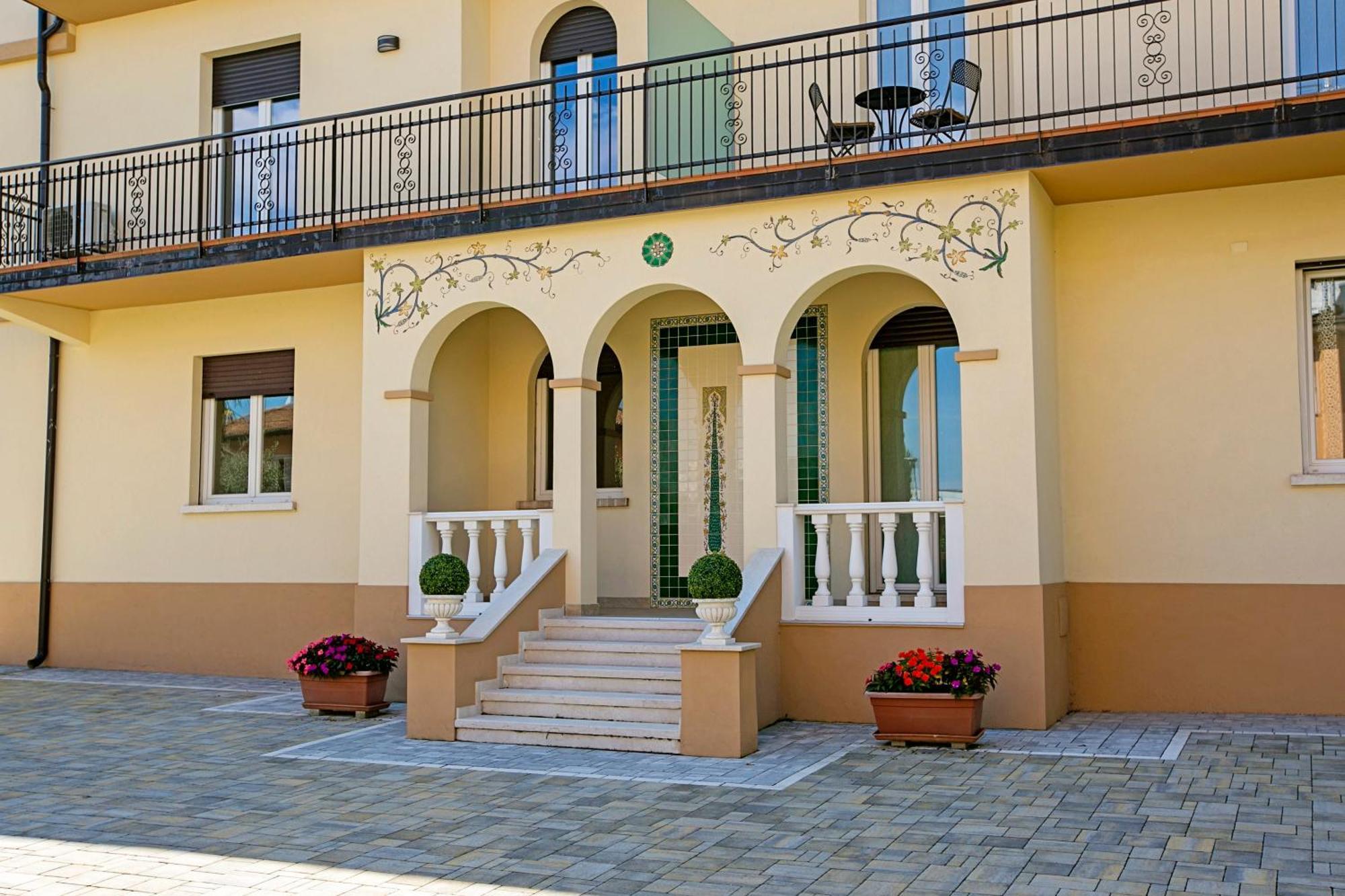 Villa Mimosa - Appartamento 1 - Happy Rentals デセンツァーノ・デル・ガルダ エクステリア 写真